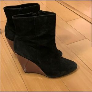 Pour la Victoire Black Suede Wedge Booties SZ 8